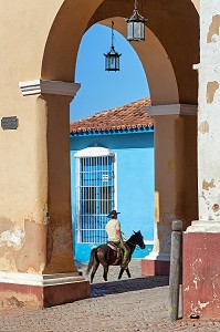 HOMME A CHEVAL PASSANT SOUS LES ARCADES DE L'EGLISE SANTA ANA, TRINIDAD, CLASSEE AU PATRIMOINE MONDIAL DE L’HUMANITE PAR L’UNESCO, CUBA, CARAIBES 