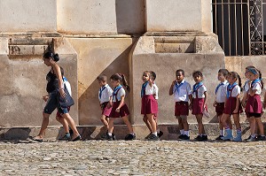 ECOLIERS EN UNIFORME SCOLAIRE ALLANT A L'ECOLE DEVANT L'EGLISE SANTA ANA, TRINIDAD, CLASSEE AU PATRIMOINE MONDIAL DE L’HUMANITE PAR L’UNESCO, CUBA, CARAIBES 