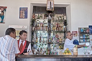 BAR DE L'HACIENDA, AMBIANCE DE RUE, VILLAGE DE MANACA IGNAZA DANS LA VALLEE DE LOS INGENIOS, CLASSEE AU PATRIMOINE MONDIAL DE L'HUMANITE PAR L'UNESCO, CUBA, CARAIBES 