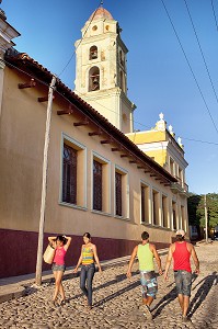 SCENE DE RUE PRES DE L'EGLISE DU COUVENT SAINT FRANCOIS D'ASSISE, TRINIDAD, CLASSEE AU PATRIMOINE MONDIAL DE L’HUMANITE PAR L’UNESCO, CUBA, CARAIBES 