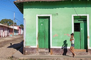 AMBIANCE DE RUE AVEC UNE JEUNE FILLE CUBAINE DEVANT LES FACADES COLOREES DES MAISONS, TRINIDAD, CLASSEE AU PATRIMOINE MONDIAL DE L’HUMANITE PAR L’UNESCO, CUBA, CARAIBES 