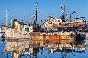 CHANTIERS NAVALS AVEC VIEUX BATEAUX EN REPARATION DANS LA BAIE DE CIENFUGOS, ANCIENNE VILLE PORTUAIRE PEUPLEE PAR LES FRANCAIS AU XIX EME SIECLE, CLASSEE AU PATRIMOINE MONDIAL DE L'HUMANITE PAR L'UNESCO, CUBA, CARAIBES 