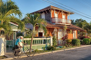 MAISONS EN BOIS DE LA PUNTA GORDA, ANCIEN QUARTIER ARISTOCRATIQUE DE L'EPOQUE COLONIALE, CIENFUGOS, ANCIENNE VILLE PORTUAIRE PEUPLEE PAR LES FRANCAIS AU XIX EME SIECLE, CLASSEE AU PATRIMOINE MONDIAL DE L'HUMANITE PAR L'UNESCO, CUBA, CARAIBES 