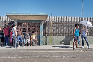 ARRET DE BUS, SCENE DE RUE ET VIE QUOTIDIENNE, LA HAVANE, CUBA, CARAIBES 