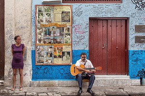 MUSICIEN DEVANT LE BAR OU HEMINGWAY VENAIT PRENDRE UN MOJITO, CAFE DE LA BODEGUITA DEL MEDIO, CALLE EMPEDRADO, LA HAVANE, CUBA, CARAIBES 
