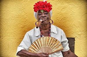 FEMME CREOLE FUMANT LE CIGARE PURO AVEC SON EVENTAIL POSANT POUR LA PHOTO, SCENE DE RUE, VIE QUOTIDIENNE, LA HAVANE, HAVANA VIEJA, CUBA 