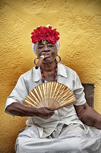 FEMME CREOLE FUMANT LE CIGARE PURO AVEC SON EVENTAIL POSANT POUR LA PHOTO, SCENE DE RUE, VIE QUOTIDIENNE, LA HAVANE, HAVANA VIEJA, CUBA 