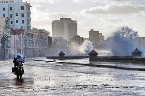 TEMPETE SUR LE MALECON, QUARTIER DU VEDADO, LA HAVANE, CUBA, CARAIBES 