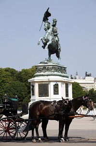 CALECHE ET STATUE EQUESTRE, HELDENPLATZ, VIENNE, AUTRICHE 