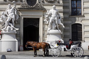 CALECHE ET STATUES D'HERCULE, MICHAELERPLATZ, VIENNE, AUTRICHE 