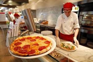 PIZZAIOLO ET PIZZA, RESTAURANT ITALIEN VAPIANO, VIENNE, AUTRICHE 