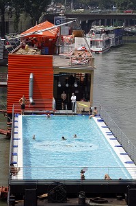 BADESCHIFF WIEN, VIENNE-PLAGE, EN ALLEMAND BADESCHIFF. LE COMPLEXE DE 3000M2, INSTALLE SUR LE CANAL DU DANUBE, COMPREND PISCINE FLOTTANTE DE 25 M DE LONG, EQUIPEMENTS SPORTIFS, BAR, RESTAURANT ET TERRASSE AVEC TRANSATS, VIENNE, AUTRICHE 