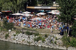 PLAGE SUR LES BERGES DU DANUBE, STRANDBAR HERRMANN, VIENNE, AUTRICHE 