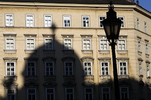 FACADE D'IMMEUBLE AVEC OMBRE PORTEE DU DOME MICHAELERTRAKT, MICHAELERPLATZ, VIENNE, AUTRICHE 