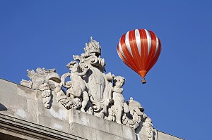 MONTGOLFIERE AU DESSUS DU NEUE BURG, HELDENPLATZ, VIENNE, AUTRICHE 