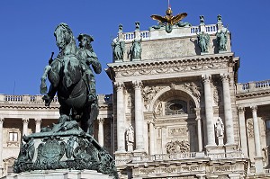 NEUE BURG, NOUVEAU PALAIS, DE STYLE NEO-RENAISSANCE ITALIENNE. STATUE DE EUGENE DE SAVOIE, HELDENPLATZ, VIENNE, AUTRICHE 