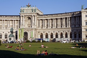 PELOUSE DEVANT LE NEUE BURG, NOUVEAU PALAIS, HELDENPLATZ, VIENNE, AUTRICHE 