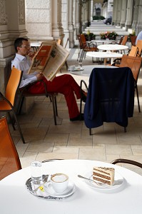 TERRASSE DU CAFE, PATISSERIE VIENNOISE SLUKA, VIENNE, AUTRICHE 