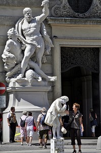 SCENE DE RUE AVEC STATUE VIVANTE DE MOZART, MICHAELERPLATZ, VIENNE, AUTRICHE 