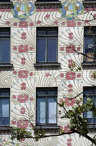 MAJOLIKAHAUS, L'UN DES IMMEUBLES CONSTRUIT PAR OTTO WAGNER EN 1899 SUR LA LINKE WIENZEILE QUI DOMINE LE NASCHMARKT AVEC SA FACADE ART NOUVEAU, VIENNE, AUTRICHE 