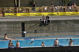 BADESCHIFF WIEN, VIENNE-PLAGE, EN ALLEMAND BADESCHIFF. LE COMPLEXE DE 3000M2, INSTALLE SUR LE CANAL DU DANUBE, COMPREND PISCINE FLOTTANTE DE 25 M DE LONG, EQUIPEMENTS SPORTIFS, BAR, RESTAURANT ET TERRASSE AVEC TRANSATS, VIENNE, AUTRICHE 