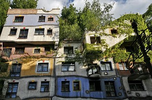 MAISON HUNDERTWASSERHAUS, CONSTRUITE ENTRE 1983 ET 1986, CONCU PAR FRIEDENSREICH HUNDERTWASSER, ET LES PLANS DESSINES PAR L'ARCHITECTE ET PROFESSEUR D'UNIVERSITE JOSEPH KRAWINA, VIENNE, AUTRICHE 