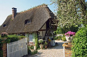 CHAUMIERES, MARAIS VERNIER, TOIT EN CHAUME, MAISON NORMANDE, RESIDENCE SECONDAIRE, EURE (27), FRANCE 