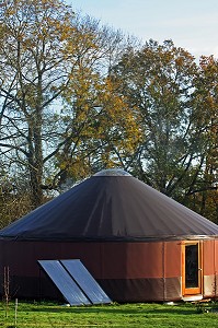 YOURTE CONTEMPORAINE AVEC PANNEAU SOLAIRE, MAISON ECOLOGIQUE AVEC CHAUFFAGE SOLAIRE, ECOLOGIE, BOIS, NATURE ET ENVIRONNEMENT, ORNE (61) 