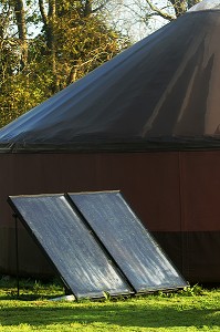 YOURTE CONTEMPORAINE AVEC PANNEAU SOLAIRE, MAISON ECOLOGIQUE AVEC CHAUFFAGE SOLAIRE, ECOLOGIE, BOIS, NATURE ET ENVIRONNEMENT, ORNE (61), FRANCE 