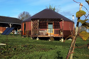 YOURTE CONTEMPORAINE AVEC PANNEAU SOLAIRE, MAISON ECOLOGIQUE AVEC CHAUFFAGE SOLAIRE, ECOLOGIE, BOIS, NATURE ET ENVIRONNEMENT, ORNE (61) 