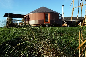 YOURTE CONTEMPORAINE AVEC PANNEAU SOLAIRE, MAISON ECOLOGIQUE AVEC CHAUFFAGE SOLAIRE, ECOLOGIE, BOIS, NATURE ET ENVIRONNEMENT, ORNE (61) 