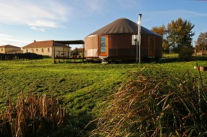 YOURTE CONTEMPORAINE AVEC PANNEAU SOLAIRE, MAISON ECOLOGIQUE AVEC CHAUFFAGE SOLAIRE, ECOLOGIE, BOIS, NATURE ET ENVIRONNEMENT, ORNE (61) 