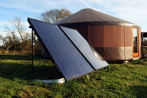 YOURTE CONTEMPORAINE AVEC PANNEAU SOLAIRE, MAISON ECOLOGIQUE AVEC CHAUFFAGE SOLAIRE, ECOLOGIE, BOIS, NATURE ET ENVIRONNEMENT, ORNE (61) 