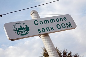 PANNEAU COMMUNE SANS OGM, LE THOR, VAUCLUSE (84), PROVENCE-ALPES-COTE D'AZUR, FRANCE 