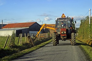 ENTRETIEN DES ROUTES, TONTE HERBE DES FOSSES PAR TRACTEUR FAUCHEUSE, ORNE (61), NORMANDIE, FRANCE