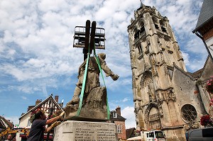 DEPLACEMENT DU MONUMENT AUX MORTS, CHANTIER DE REHABILITATION DU CENTRE D'UNE PETITE VILLE RURALE, RUGLES, EURE (27), HAUTE-NORMANDIE, FRANCE, EUROPE 
