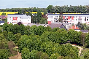 HLM DERRIERE UN PARC ARBORE, RUGLES, EURE (27), HAUTE-NORMANDIE, FRANCE, EUROPE 