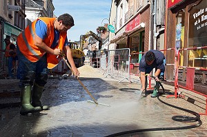 NETTOYAGE DES PAVES APRES REFECTION DE LA RUE, TRAVAUX DE RENOVATION DU CENTRE-VILLE DE RUGLES, EURE (27), HAUTE-NORMANDIE, FRANCE, EUROPE 