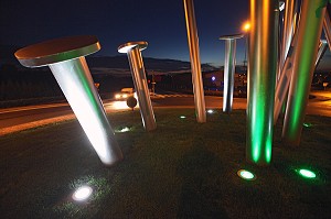 AMENAGEMENT D'UN ROND-POINT AVEC DES CLOUS GEANTS, SCULPTURE SYMBOLIQUE RAPPELANT QUE LA VILLE EST L'UN DES CENTRES DE FABRICATION DES CLOUS ET DES EPINGLES EN NORMANDIE, RUGLES, EURE (27), HAUTE-NORMANDIE, FRANCE, EUROPE 