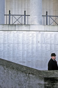 HOMME BRITANNIQUE EN CHAPEAU MELON DEVANT LES NOMS DES COMBATTANTS MORTS LORS DE LA PREMIERE GUERRE MONDIALE (1914-1918), MEMORIAL BRITANNIQUE DE LA PORTE DE MENIN, YPRES (IEPER), BELGIQUE, FLANDRES, BELGIQUE, EUROPE 