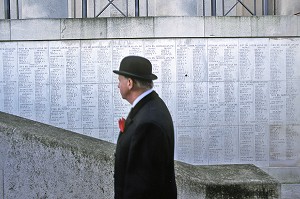 HOMME BRITANNIQUE EN CHAPEAU MELON DEVANT LES NOMS DES COMBATTANTS MORTS LORS DE LA PREMIERE GUERRE MONDIALE (1914-1918), MEMORIAL BRITANNIQUE DE LA PORTE DE MENIN, YPRES (IEPER), BELGIQUE, FLANDRES, BELGIQUE, EUROPE 