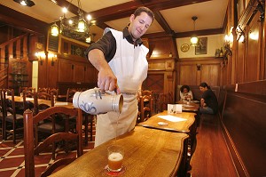 SERVEUR BRASSERIE A LA BECASSE, BRUXELLES, BELGIQUE