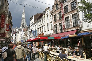 TERRASSE ET FACADE DE MAISONS RUE DU MARCHE AUX FROMAGES, BRUXELLES, BELGIQUE 