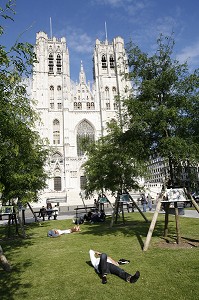 PERSONNE ALLONGEE SUR LA PELOUSE, PARC DEVANT LA CATHEDRALE SAINT MICHEL ET SAINTE GUDULE, BRUXELLES, BELGIQUE