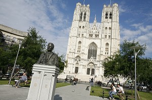BUSTE DE BAUDOIN DEVANT LA CATHEDRALE SAINT MICHEL ET SAINTE GUDULE, BRUXELLES, BELGIQUE