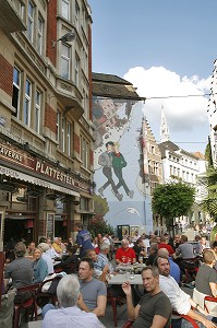 TERRASSE DE CAFE, MUR PEINT EN BD GRAND FORMAT DE FRANK PE SUR UN IMMEUBLE, BRUXELLES, BELGIQUE 