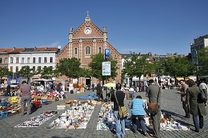 MARCHE AUX PUCES QUOTIDIEN, BROCANTE, PLACE DU JEU DE BALLE, QUARTIER LES MAROLLES, BRUXELLES, BELGIQUE 