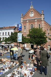 MARCHE AUX PUCES QUOTIDIEN, BROCANTE, PLACE DU JEU DE BALLE, QUARTIER LES MAROLLES, BRUXELLES, BELGIQUE 