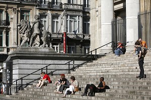 ESCALIER ET FACADE DU PALAIS DE LA BOURSE, BRUXELLES, BELGIQUE 