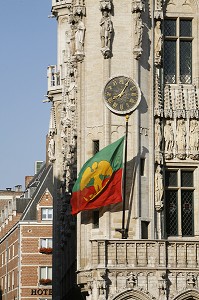 FACADE SCULPTEE ET SES STATUES DE PIERRE, HOTEL DE VILLE ET DRAPEAU AUX COULEURS DE LA VILLE, GRAND PLACE, BRUXELLES, BELGIQUE 